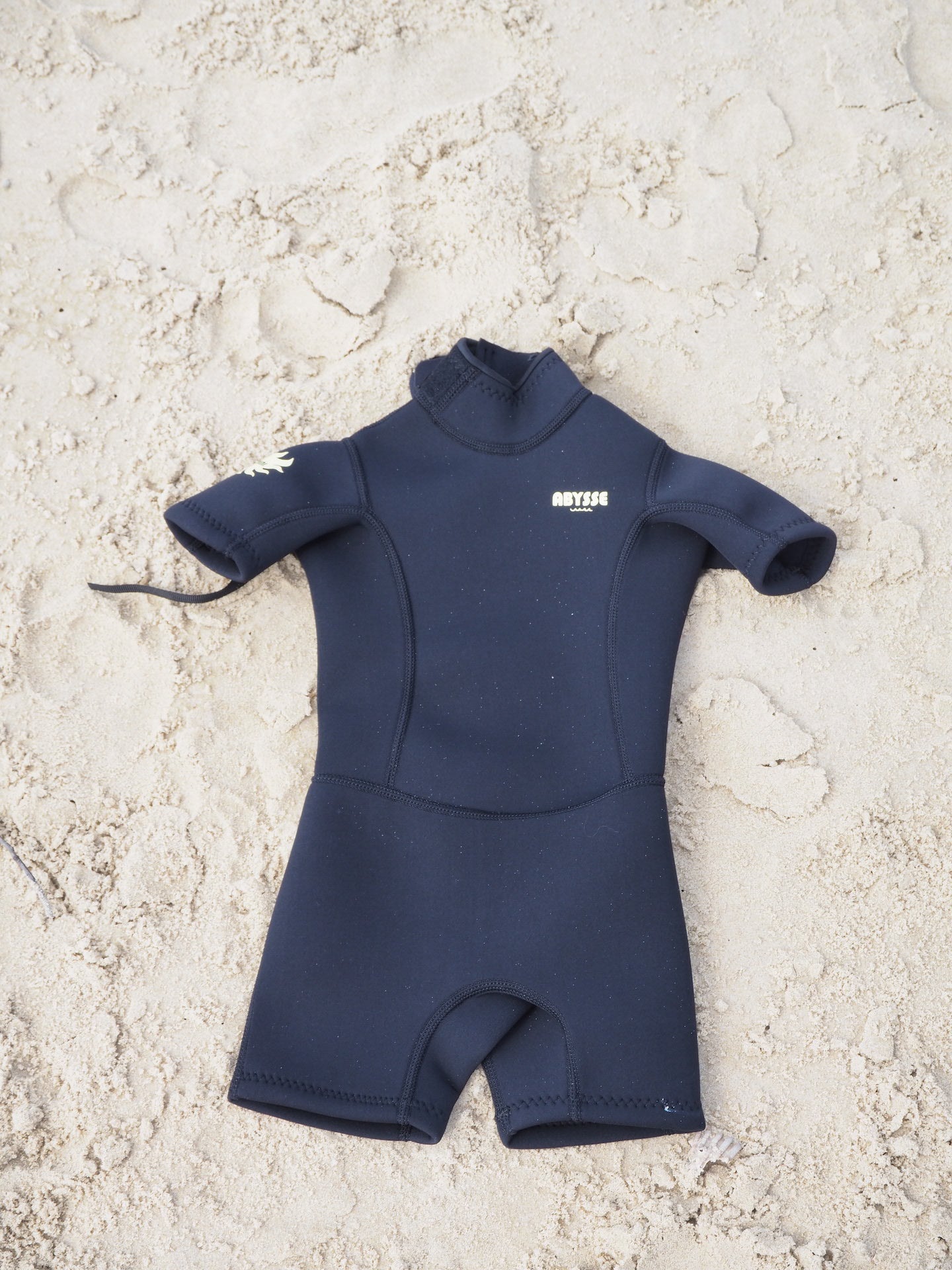 Introducing our Mini Wetsuit range, made for our water spirited children. We believe in creating a better and sustainable world for them. A collection purposefully designed for little active bodies, that love to spend days in the waves, with our Abysse ethos in mind
