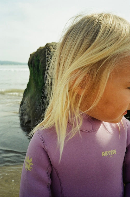 Dusty Lavender Mano kids limestone eco neoprene full wetsuit lifestyle shot | Abysse
