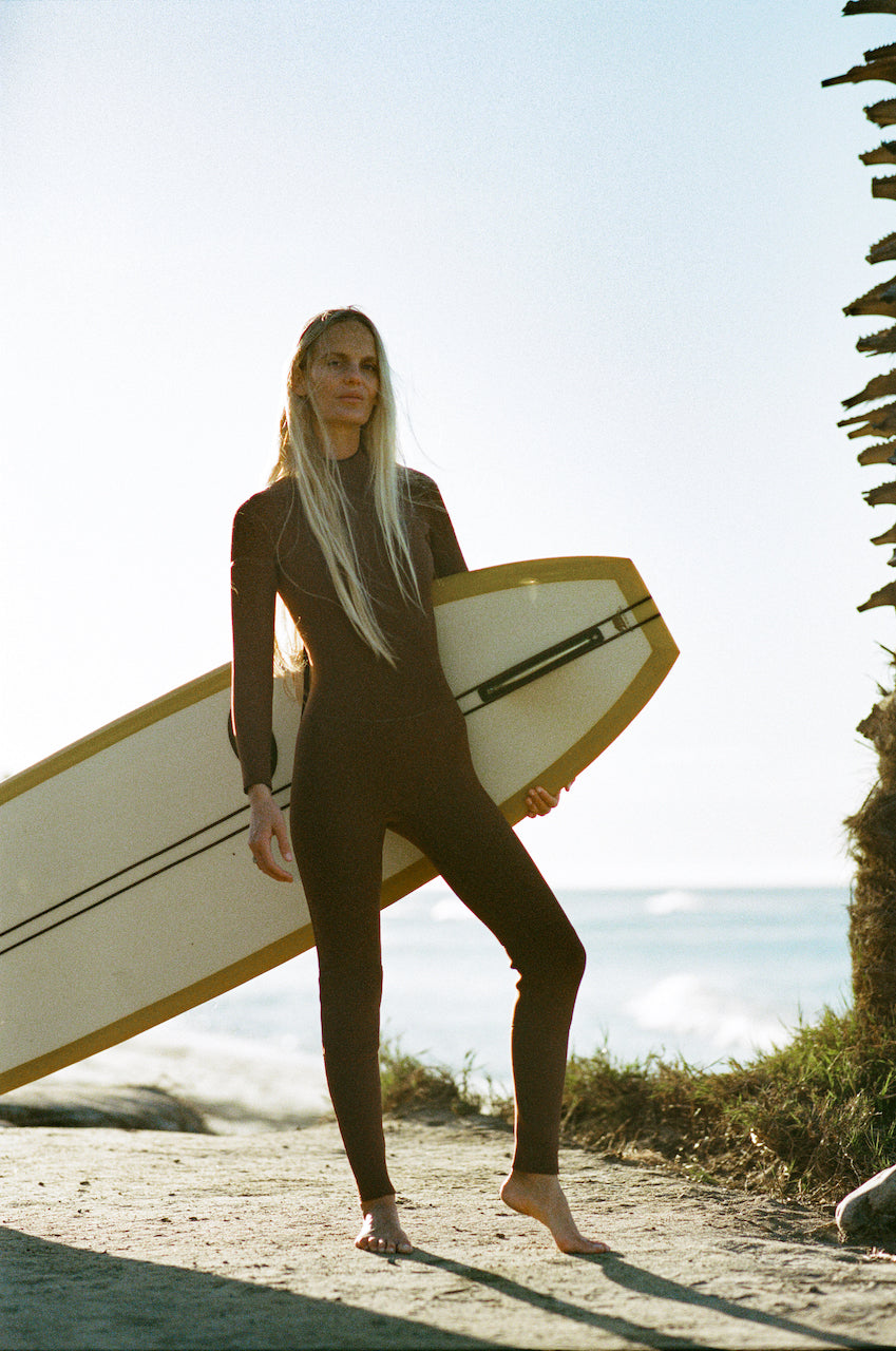 Clark Full wetsuit 3/3 GBS is designed to keep you warm and comfortable in the water regardless of the conditions. Crafted with 3mm ecoprene Yamamoto material, it is equipped with Glued and Blind Stitched (GBS) sealed seams, providing superior durability and watertight seal. The superior fit and protection this versatile wetsuit provides makes it an ideal choice for all water activities.