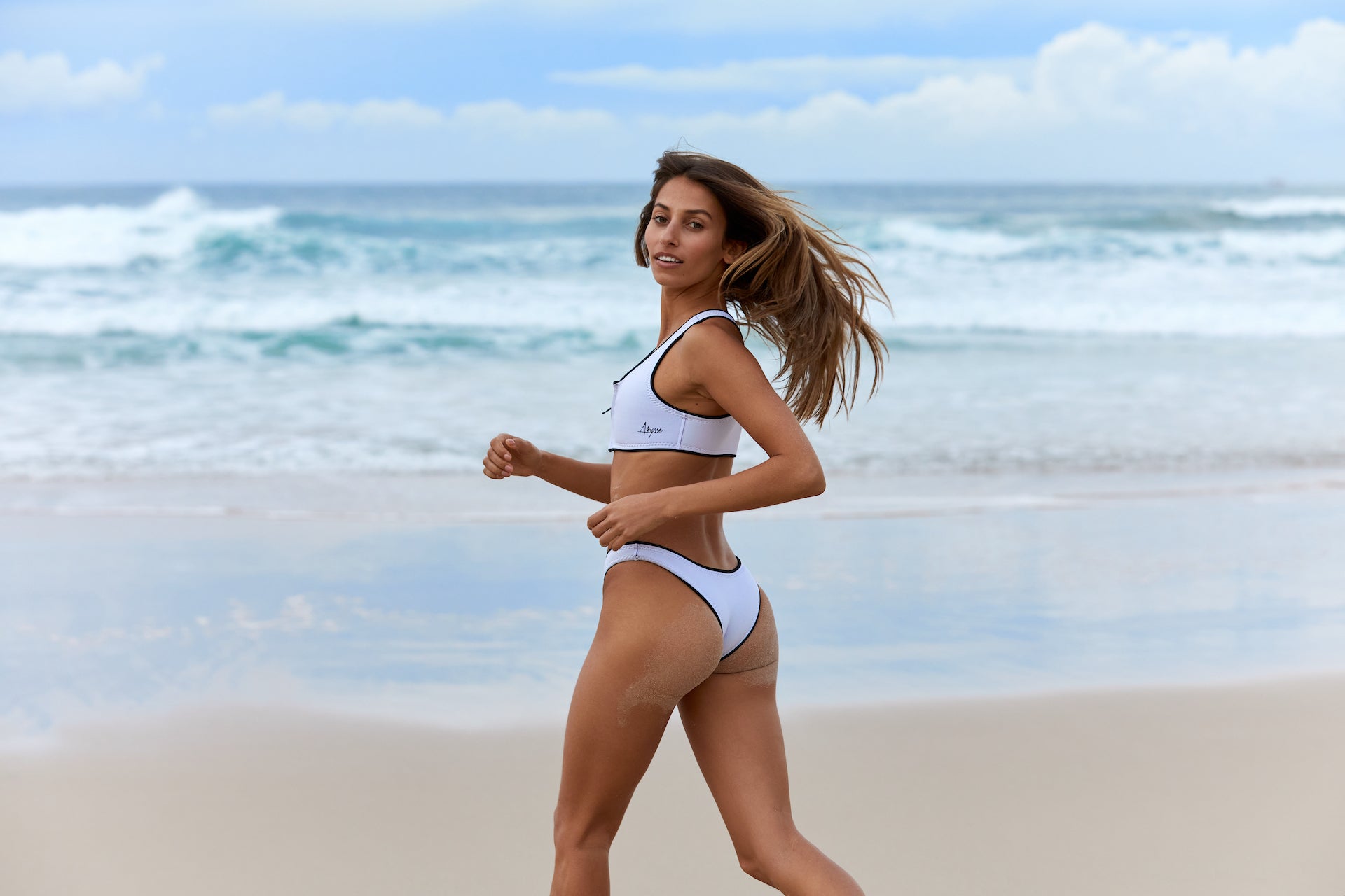 This 2mm Jenna bottom is constructed from luxurious Yamamoto limestone neoprene, featuring Jenna's signature style. Extremely lightweight and soft, it offers a unique combination of comfort and quality, making it perfect for beach days and swimming.