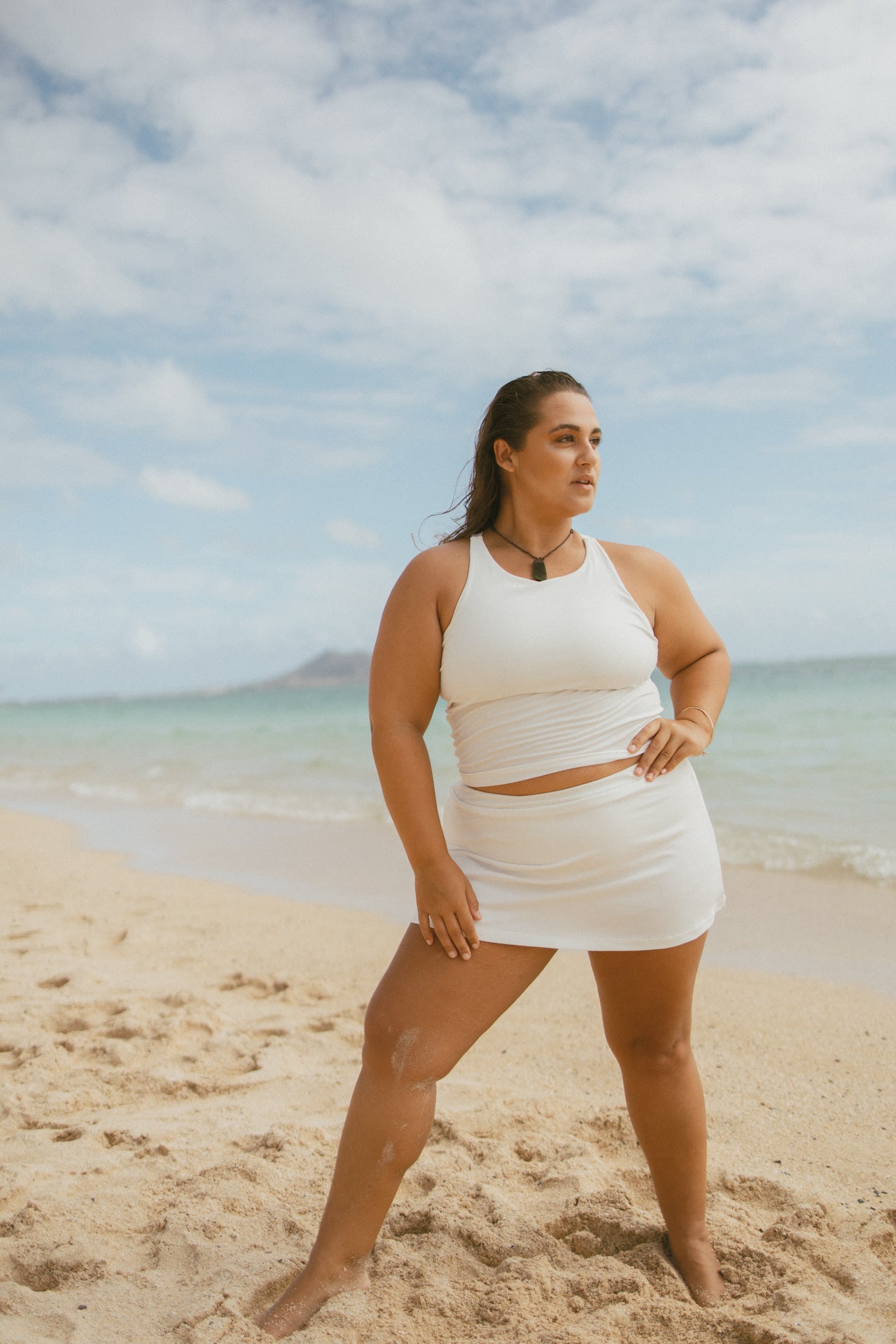 We designed our dream active tank top, here is the Oki. Made with a racer back and integrated shelf bra, this cropped top is meant to give you support while feeling extra soft and cozy.