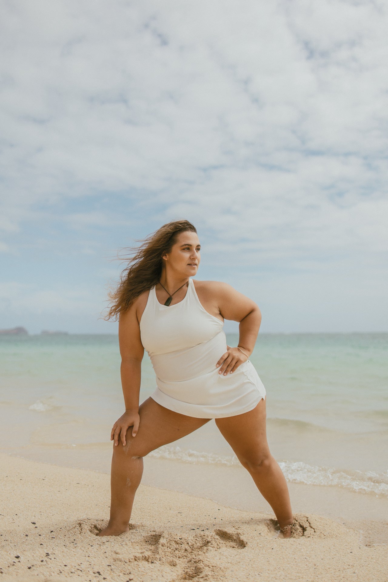 We designed our dream active tank top, here is the Oki. Made with a racer back and integrated shelf bra, this cropped top is meant to give you support while feeling extra soft and cozy.